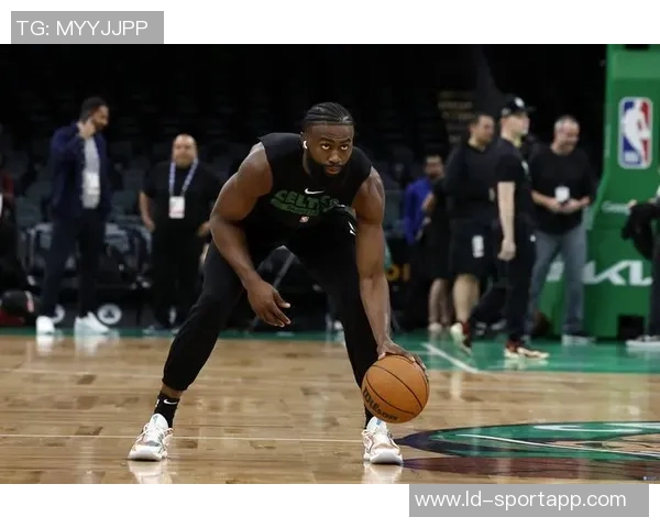 杰伦布朗称赞球队篮板保护表现出色为胜利奠定基础 杰伦布朗称赞球队篮板保护表现出色为胜利奠定基础