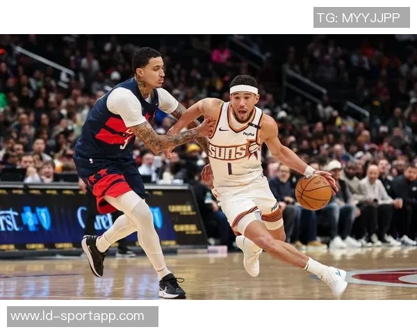 布克第三节发力砍下12分助队逆转全场贡献18分5助攻5抢断表现抢眼