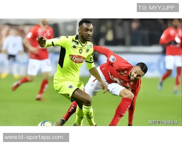 朗斯时隔19年重返法甲榜首托万双响助球队逆转昂热