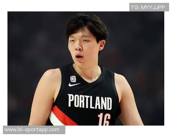 杨瀚森G联盟比赛三分球失误尴尬投篮竟然击中篮板侧沿引发笑声