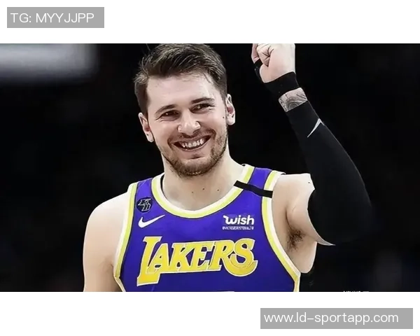 东契奇无奈摊手斯玛特遭大帽瞬间引发全场惊呼 东契奇无奈摊手斯玛特遭大帽瞬间引发全场惊呼