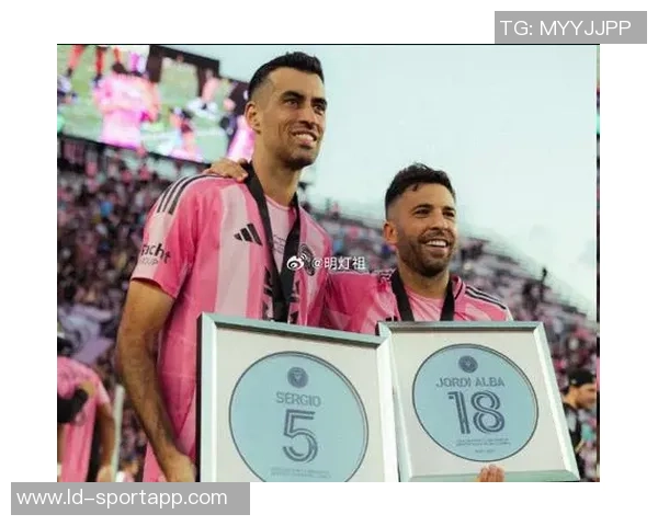 布斯克茨携妻儿共庆退役仪式迈阿密球迷齐聚致敬 布斯克茨携妻儿共庆退役仪式迈阿密球迷齐聚致敬