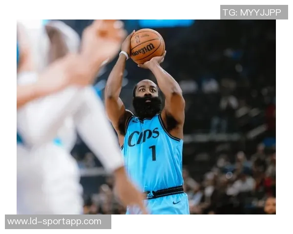 快船与黄蜂激战上半场快船微弱领先哈登表现抢眼小卡稳定发挥三球状态起伏