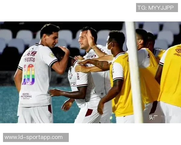 巴甲门将开球失误被对手偷袭瞬间引发全场哄笑