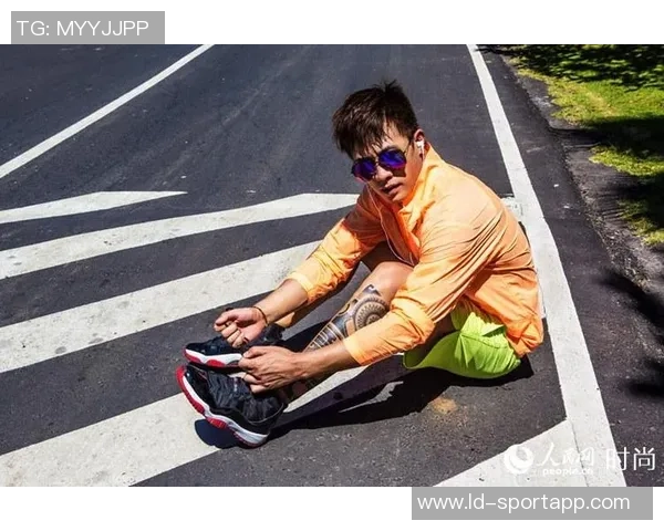 莱昂纳德首次为FLAUNT杂志拍摄写真展现无表情下的健硕身材魅力